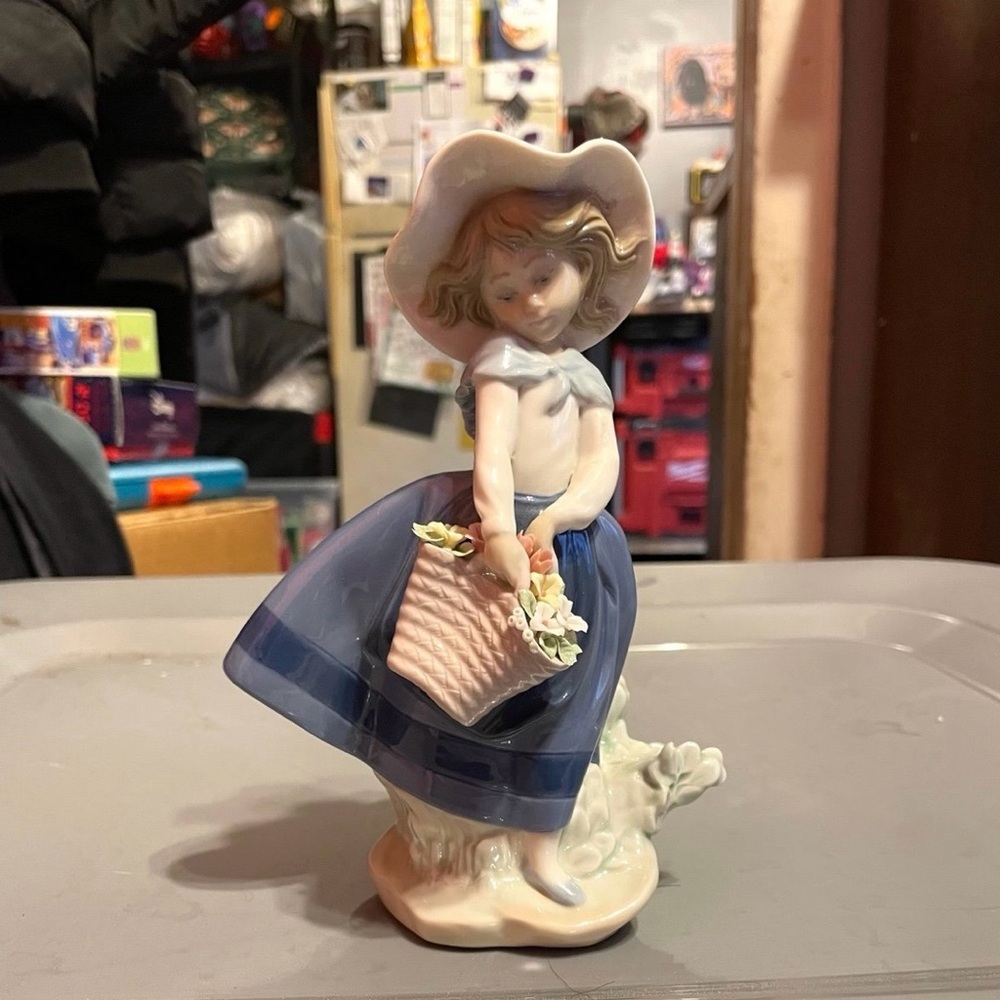 Lladro Pretty Pickings figurine #5222